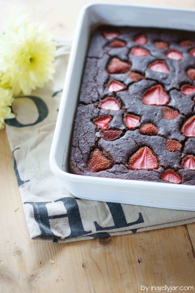 Glutenfreie Kichererbsen-Brownies mit Erdbeeren