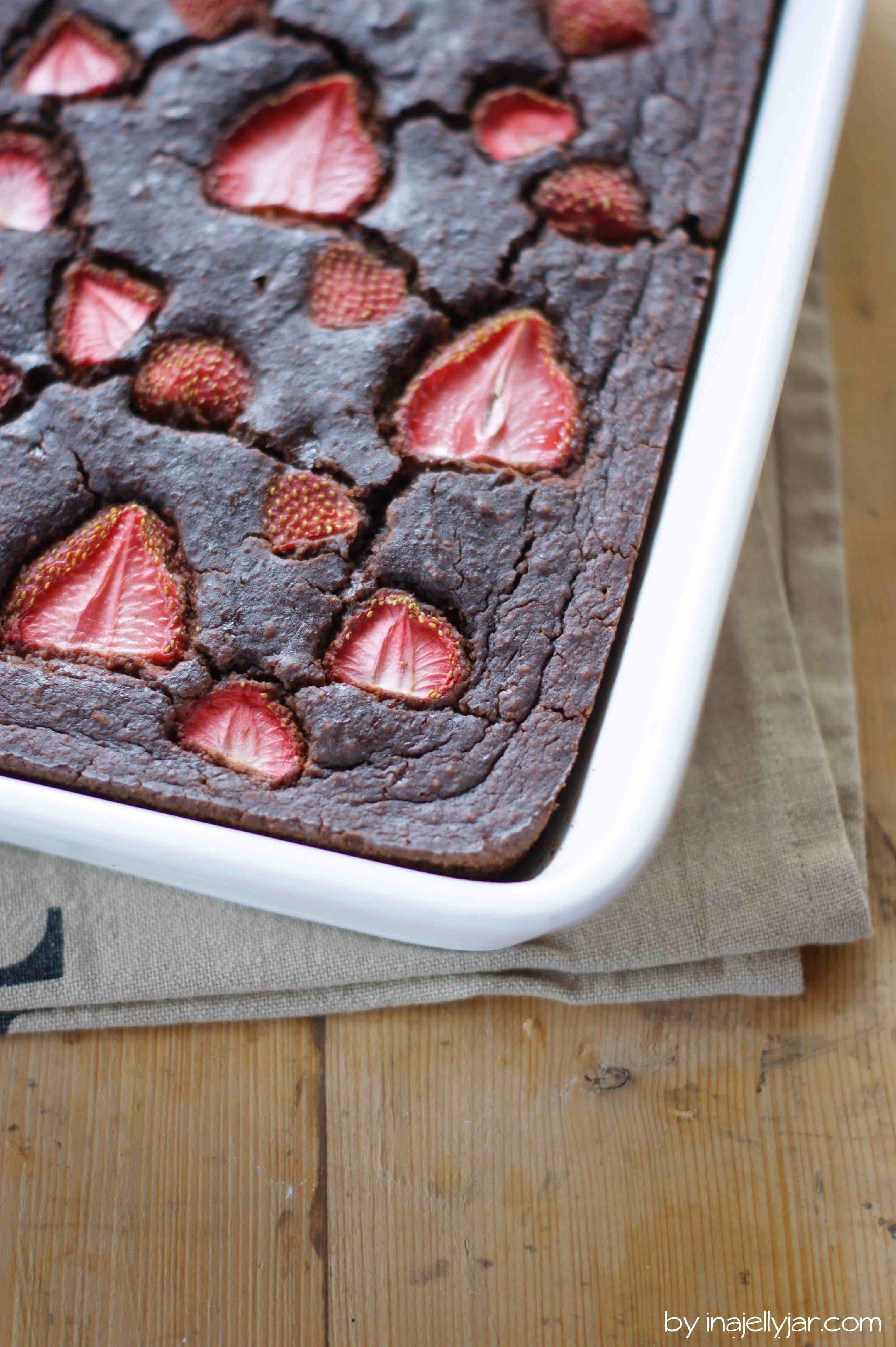 Glutenfreie Kichererbsen-Brownies mit Erdbeeren