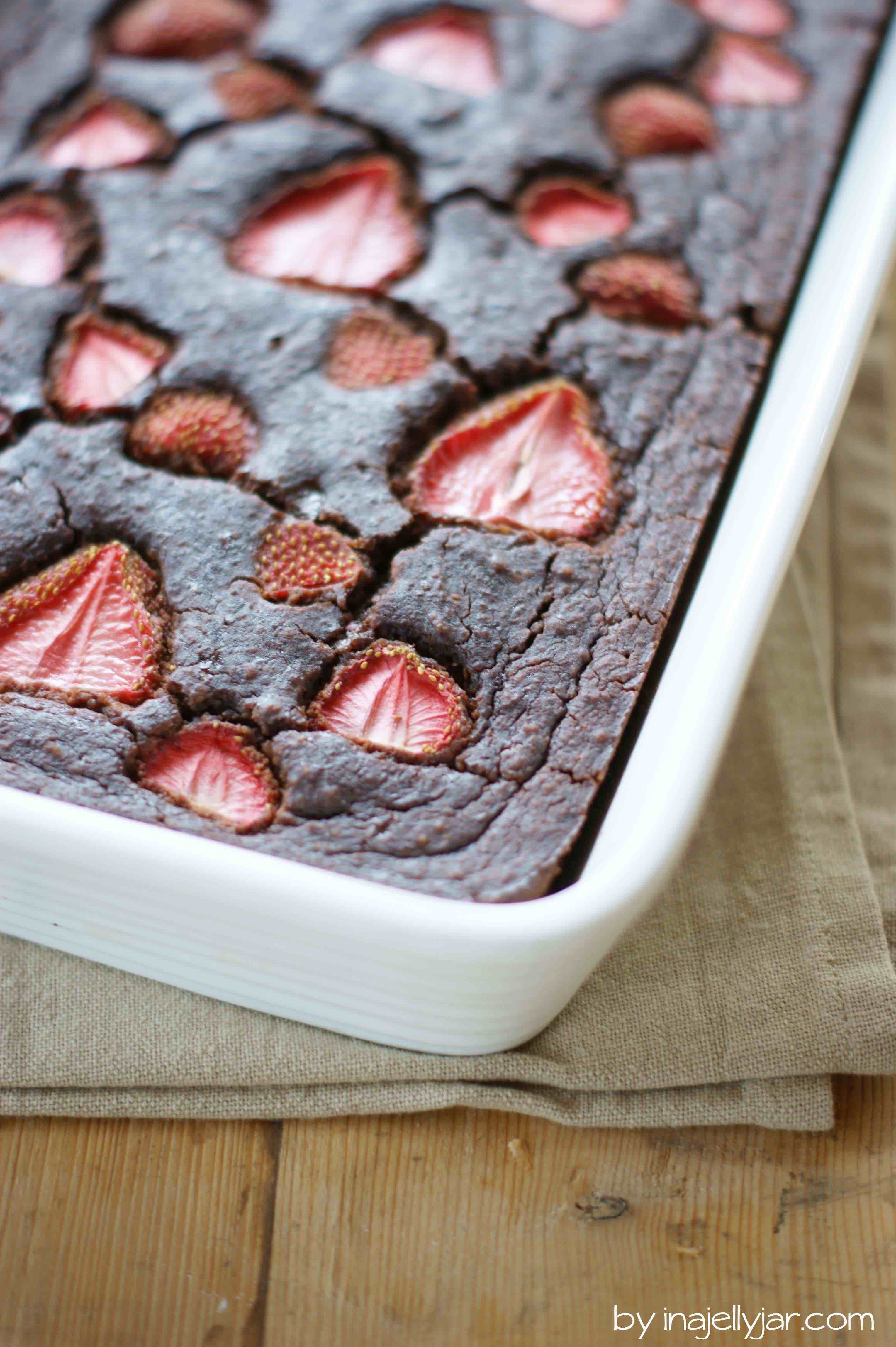 Glutenfreie Kichererbsen-Brownies mit Erdbeeren