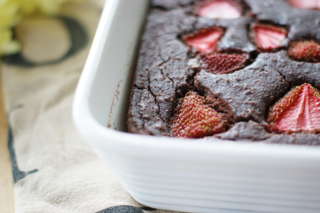 Glutenfreie Kichererbsen-Brownies mit Erdbeeren