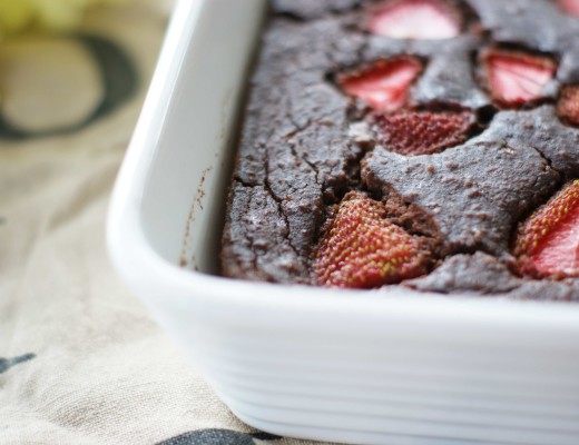 Glutenfreie Kichererbsen-Brownies mit Erdbeeren