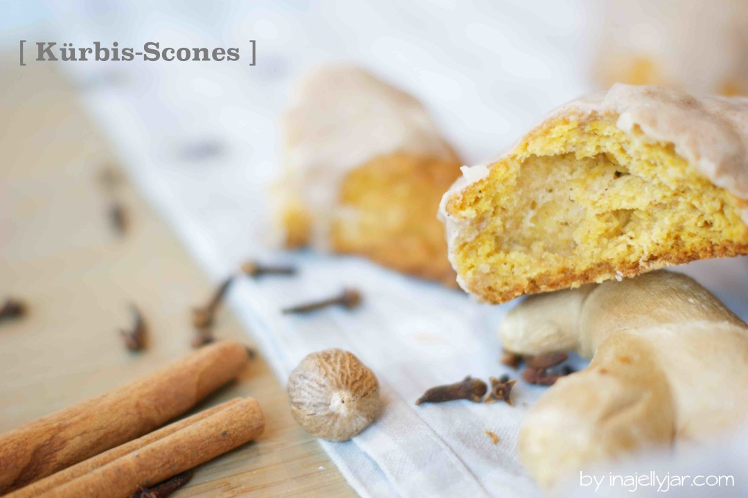 Kürbis-Scones mit Gewürzglasur