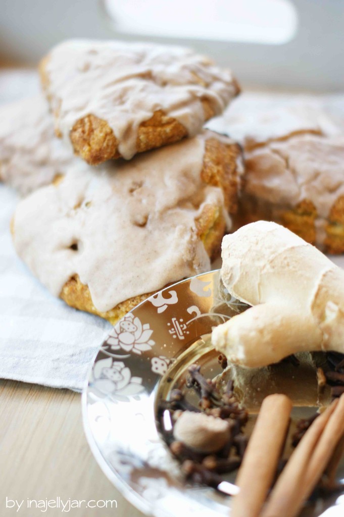 Kürbis-Scones mit Gewürzglasur