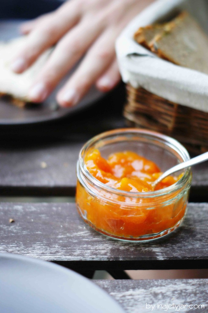 Marillen-Marmelade mit Lavendel: aus frischen Aprikosen mit Lavendelblüten und Sirup