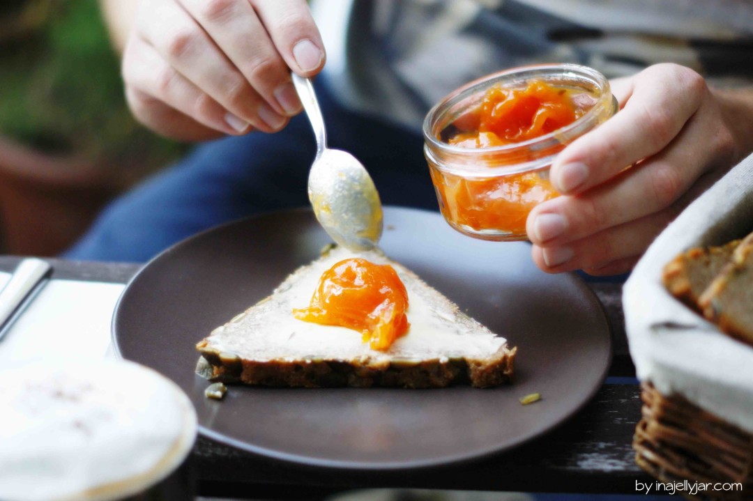 Marillen-Marmelade mit Lavendel: aus frischen Aprikosen mit Lavendelblüten und Sirup