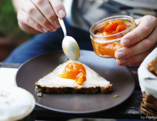 Marillen-Marmelade mit Lavendel: aus frischen Aprikosen mit Lavendelblüten und Sirup