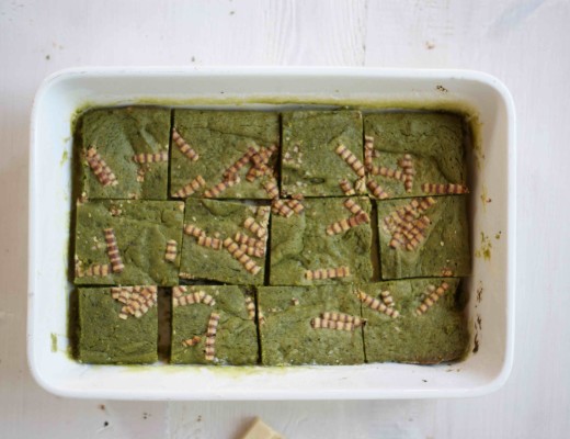 saftige Matcha Blondies mit weißer Schokolade