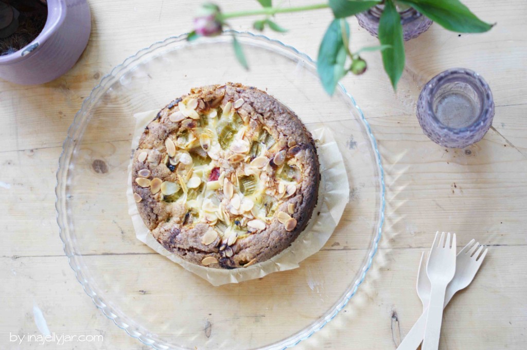 Schneller Rhabarberkuchen mit Mandeln