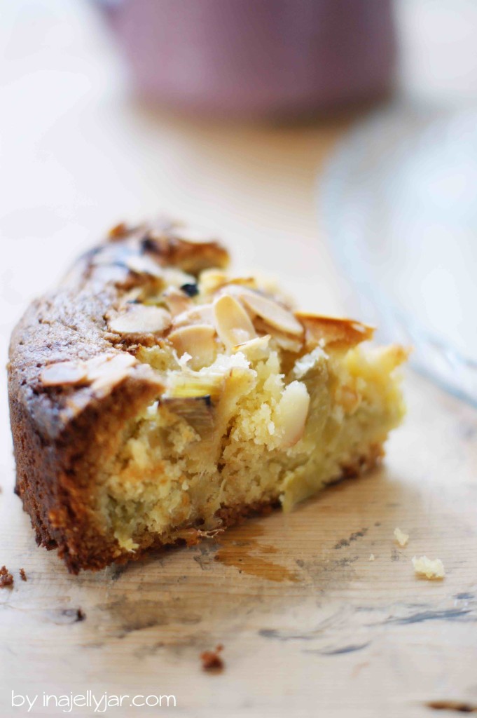 Schneller Rhabarberkuchen mit Mandeln