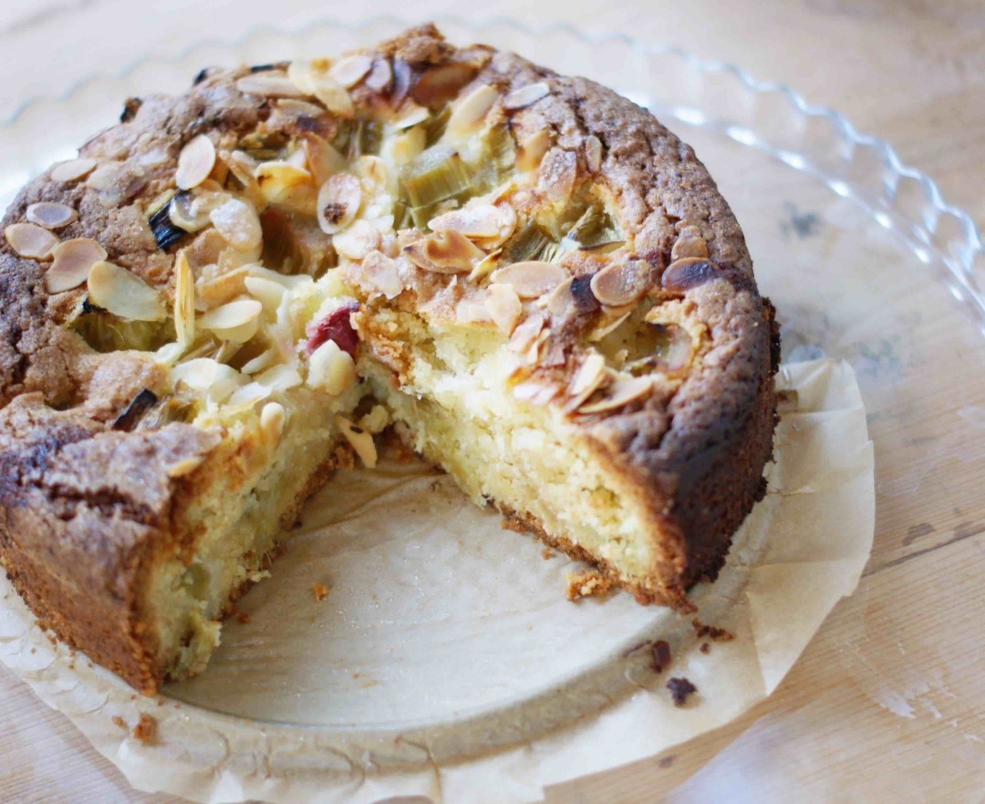 Schneller Rhabarberkuchen mit Mandeln