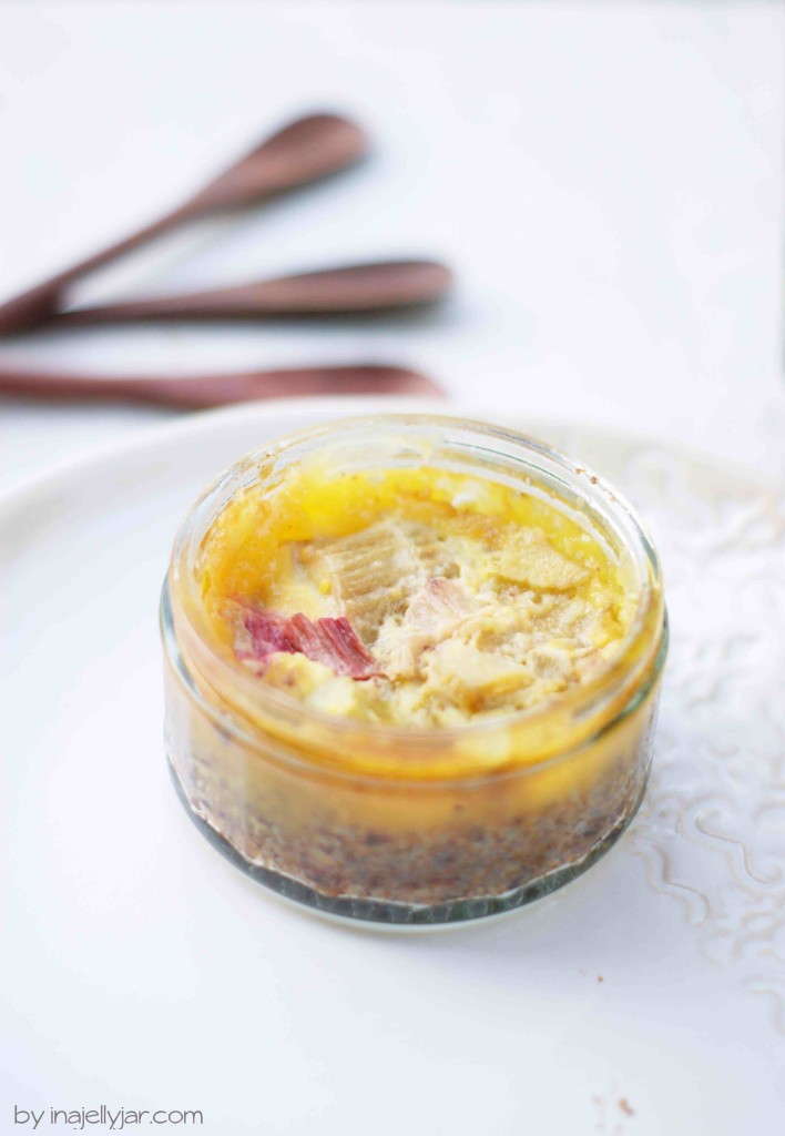 Rhabarber Pots de Creme mit Haselnussboden und Sahne