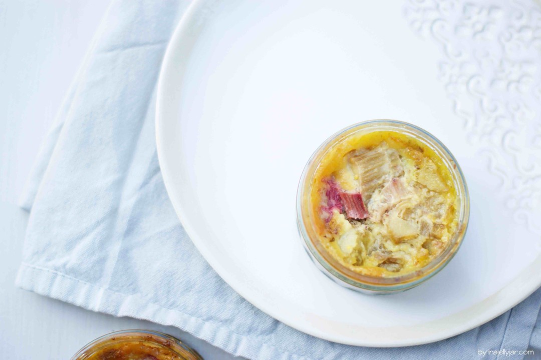 Rhabarber Pots de Creme mit Haselnussboden und Sahne