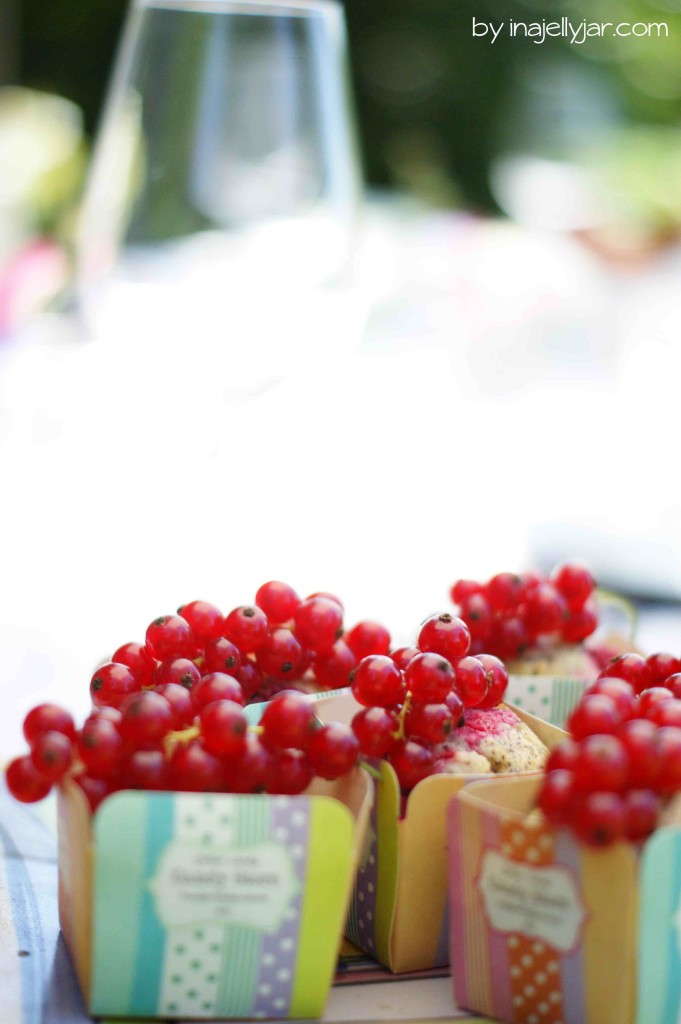 Ribisel-Mohn-Muffins mit Johannisbeeren: Eine sommerliche Variante der süßen Küchlein.