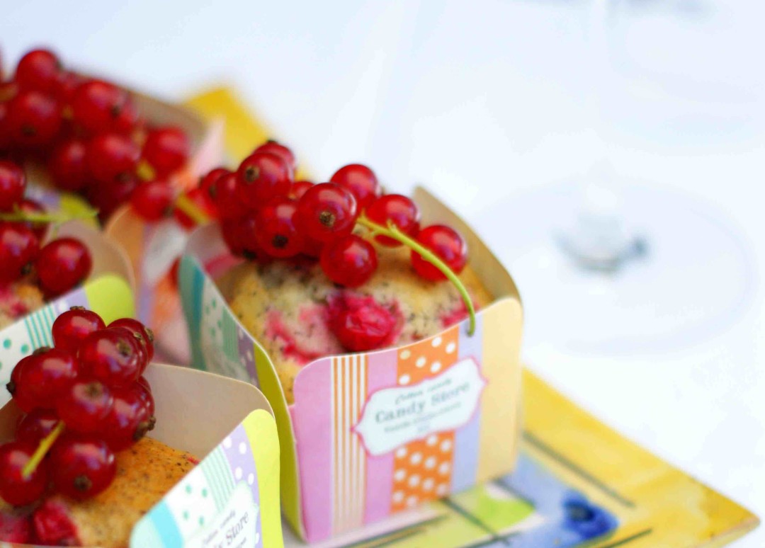 Ribisel-Mohn-Muffins mit Johannisbeeren: Eine sommerliche Variante der süßen Küchlein.