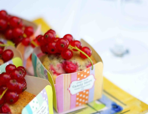 Ribisel-Mohn-Muffins mit Johannisbeeren: Eine sommerliche Variante der süßen Küchlein.