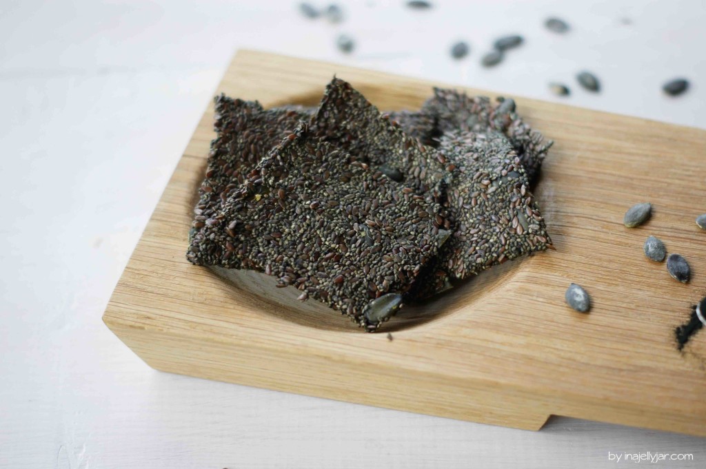 Spirulina Cracker aus Chia-Samen und Kürbiskernen