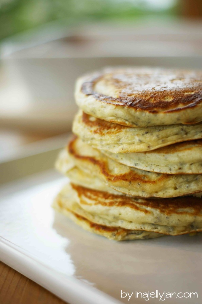 Chia Pfannkuchen mit ofengerösteten Erdbeeren Chia Pfannkuchen mit ofengerösteten Erdbeeren