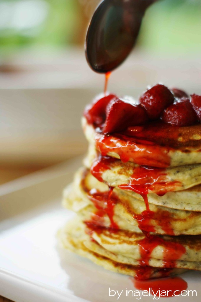 Chia Pfannkuchen mit ofengerösteten Erdbeeren mit Chiasamen und frischer Zitrone Chia Pfannkuchen mit ofengerösteten Erdbeeren mit Chiasamen und frischer ZItronev