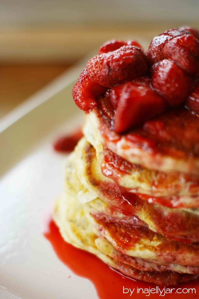 Chia Pfannkuchen mit ofengerösteten Erdbeeren mit Chiasamen und frischer Zitrone Chia Pfannkuchen mit ofengerösteten Erdbeeren mit Chiasamen und frischer ZItrone