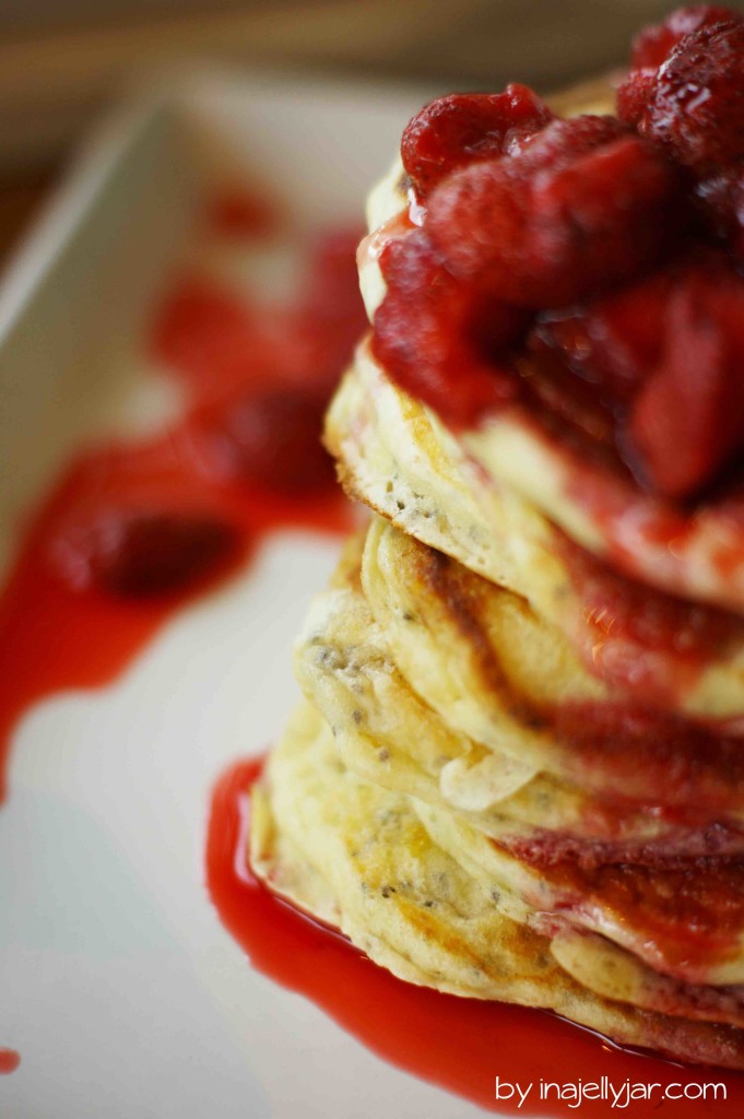 Chia Pfannkuchen mit ofengerösteten Erdbeeren mit Chiasamen und frischer Zitrone Chia Pfannkuchen mit ofengerösteten Erdbeeren mit Chiasamen und frischer ZItrone