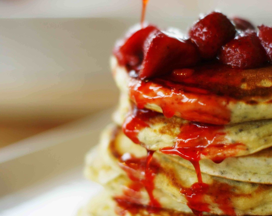 Chia Pfannkuchen mit ofengerösteten Erdbeeren mit Chiasamen und frischer Zitrone Chia Pfannkuchen mit ofengerösteten Erdbeeren mit Chiasamen und frischer ZItrone