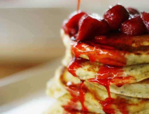 Chia Pfannkuchen mit ofengerösteten Erdbeeren mit Chiasamen und frischer Zitrone Chia Pfannkuchen mit ofengerösteten Erdbeeren mit Chiasamen und frischer ZItrone