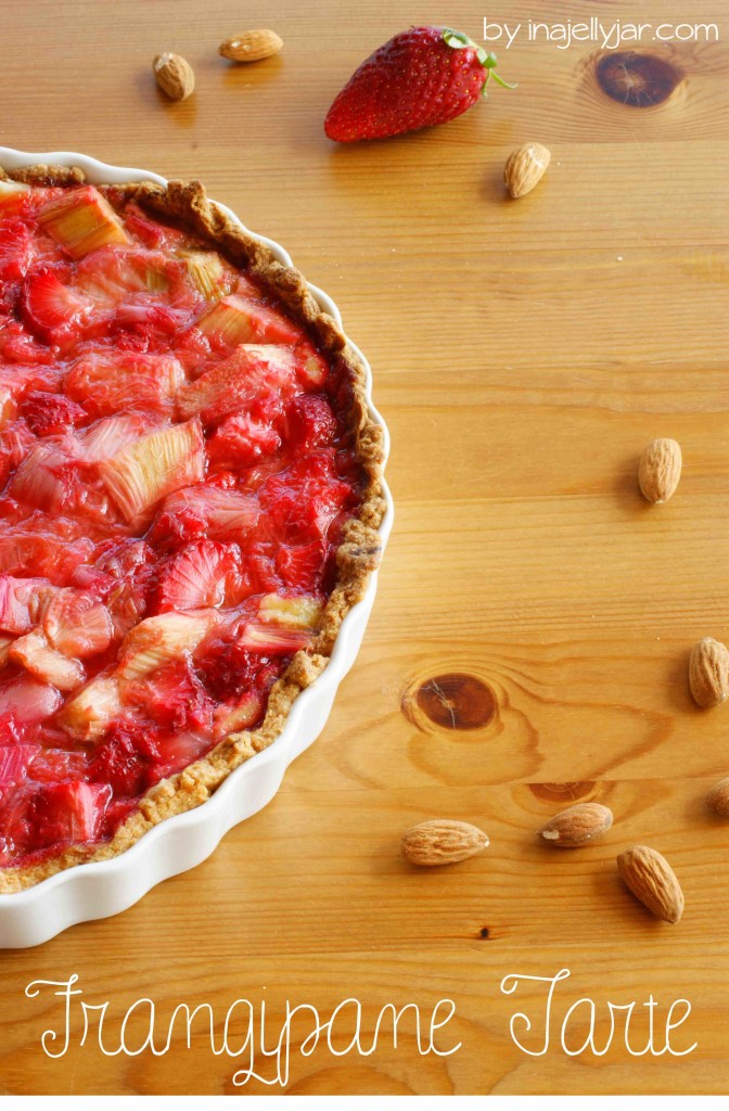 Rhabarber-Frangipane Tarte mit Erdbeeren und Mandelcreme auf Knusperboden