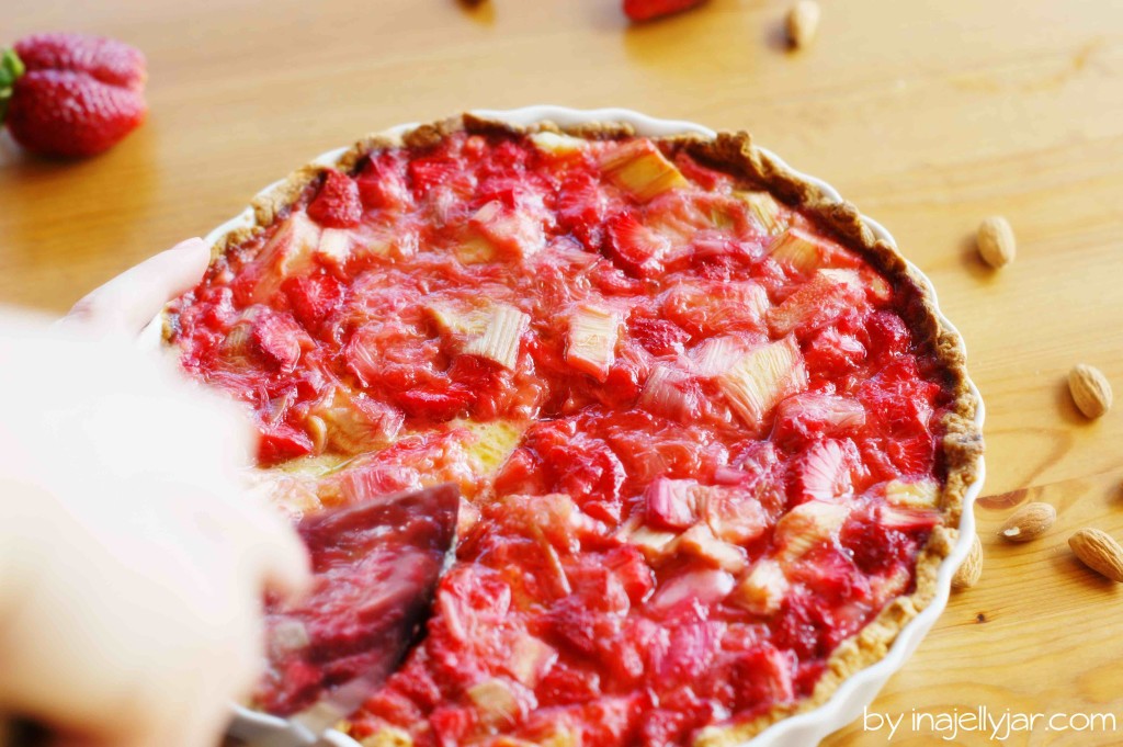 Rhabarber-Frangipane Tarte mit Erdbeeren und Mandelcreme auf Knusperboden