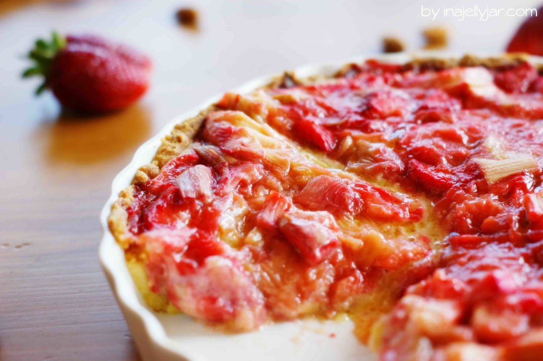 Rhabarber-Frangipane Tarte mit Erdbeeren und Mandelcreme auf Knusperboden