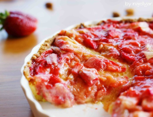 Rhabarber-Frangipane Tarte mit Erdbeeren und Mandelcreme auf Knusperboden