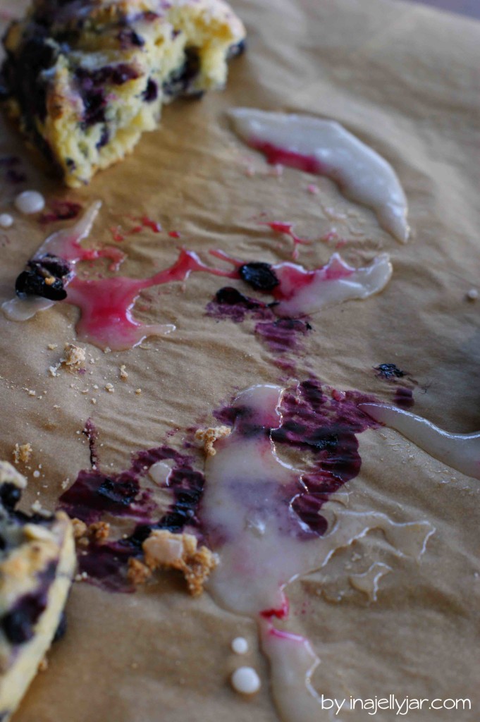 Diese Heidelbeer-Scones mit Maismehl sind so schnell gemacht und mit Buttermilch und Zitronenglasur der perfekte Begleiter zum Tee.