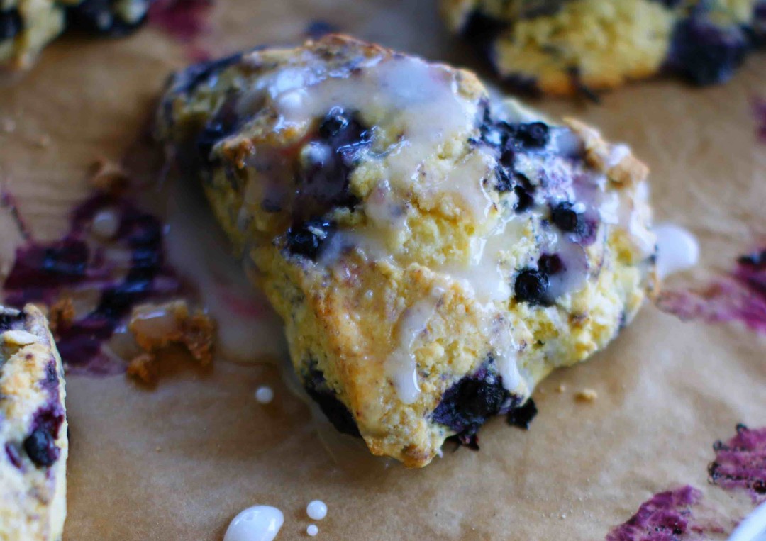 Diese Heidelbeer-Scones mit Maismehl sind so schnell gemacht und mit Buttermilch und Zitronenglasur der perfekte Begleiter zum Tee.