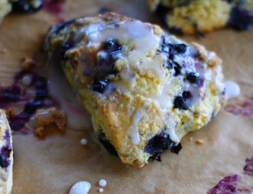 Diese Heidelbeer-Scones mit Maismehl sind so schnell gemacht und mit Buttermilch und Zitronenglasur der perfekte Begleiter zum Tee.