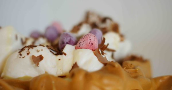 Karamell-Pavlova mit Eierlikörsahne | Besonderes für Ostern