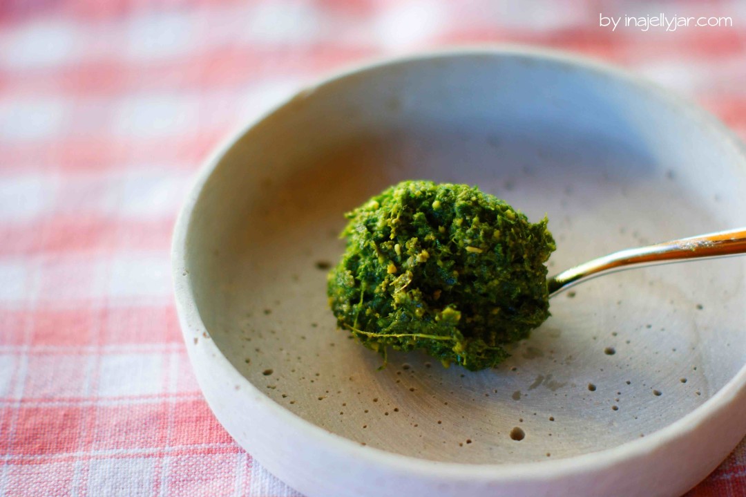 selbstgemachtes Karottengrünpesto mit Olivenöl und gerösteten Pinienkernen