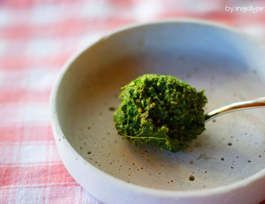 selbstgemachtes Karottengrünpesto mit Olivenöl und gerösteten Pinienkernen
