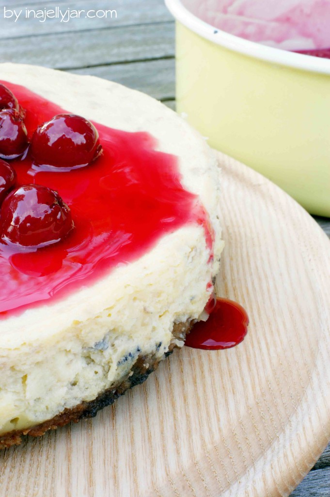 Kiba-Cheesecake aus Kirschen und Bananen mit cremigem Frischkäse und Keksboden