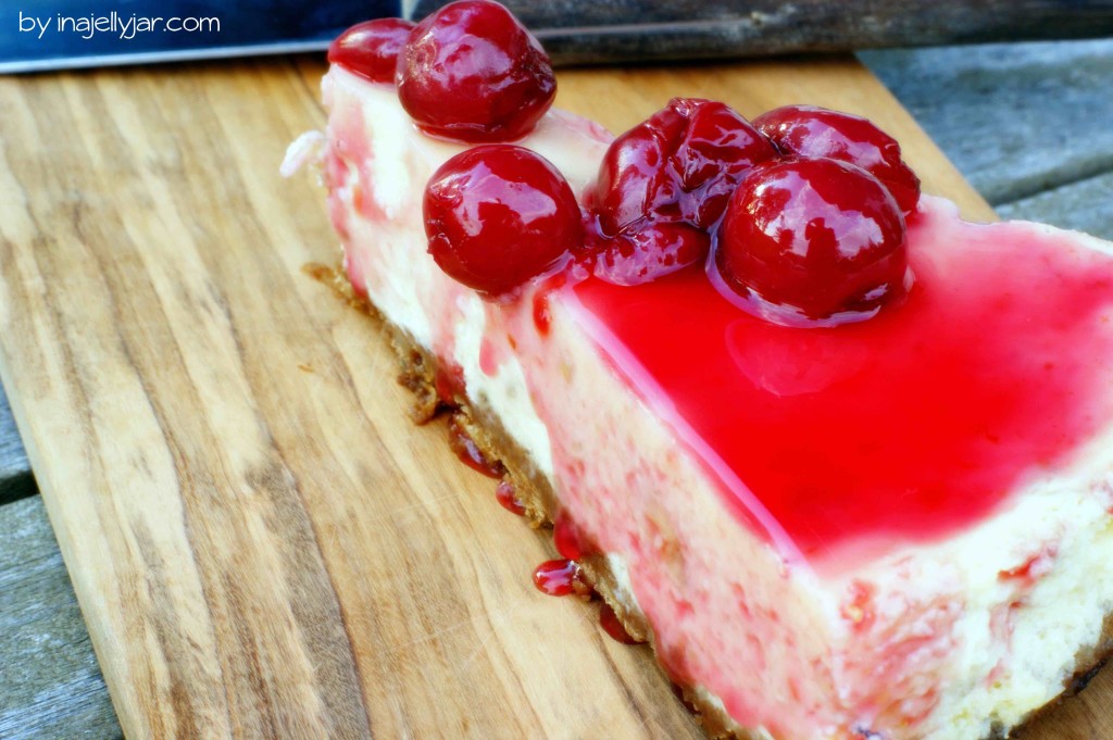 Kiba-Cheesecake aus Kirschen und Bananen mit cremigem Frischkäse und Keksboden