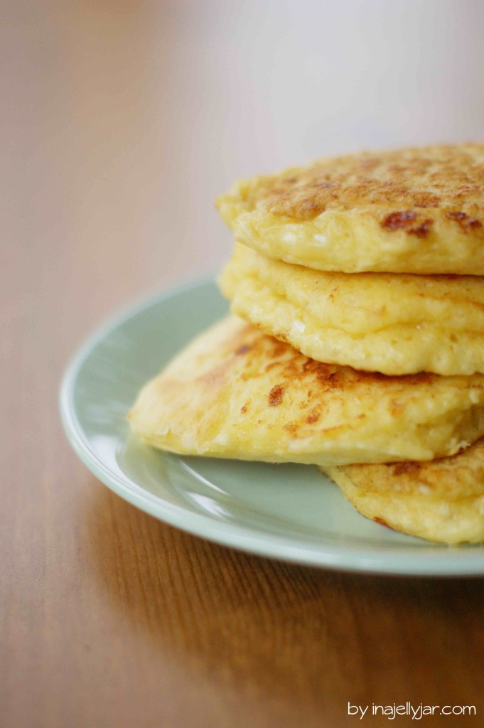 Kokos-Pancakes mit Cottage Cheese und Zwetschgen-Zitronengas-Kompott