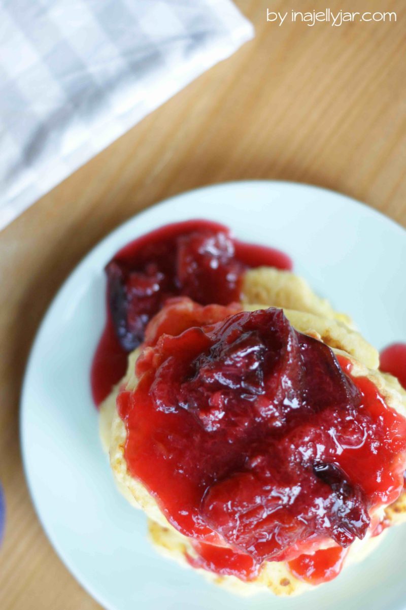 Kokos-Pancakes mit Zwetschgen-Zitronengras-Kompott