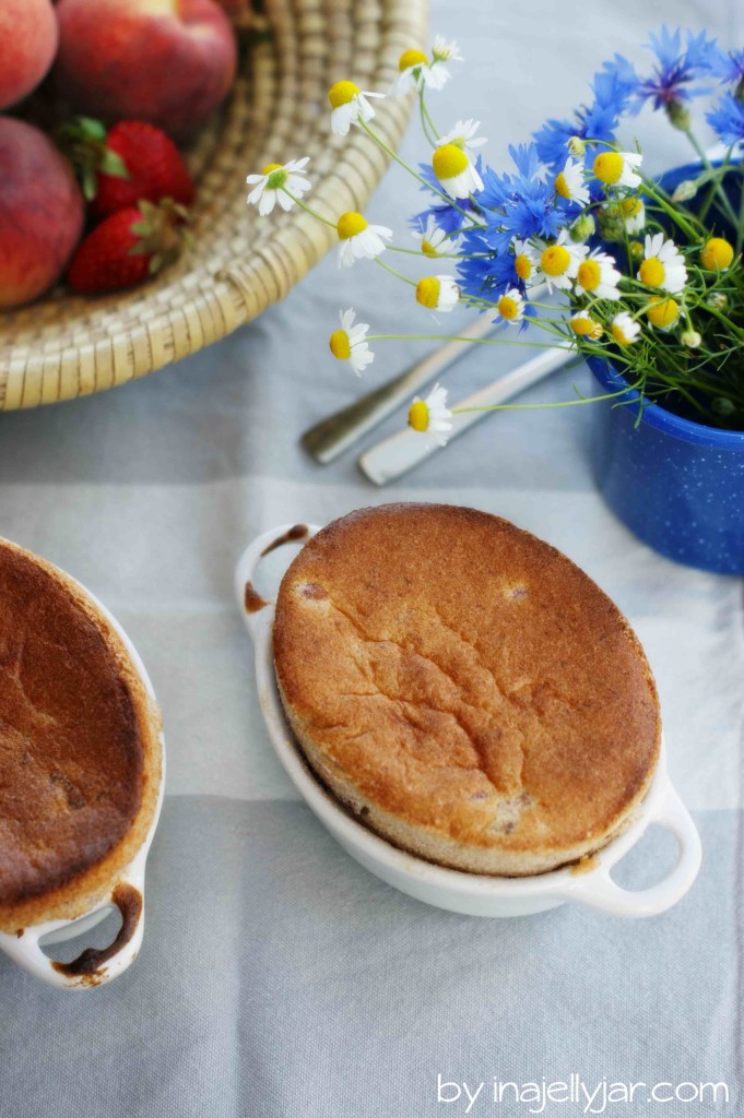 sommerliches Erdbeer-Pfirsichsouffle, Erdbeeren, Pfirsiche, Aprikosen, Sommerküche, Dessert, warmes Dessert