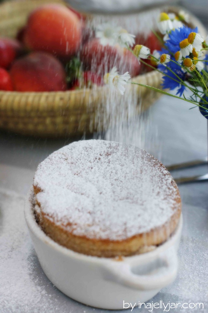 sommerliches Erdbeer-Pfirsichsouffle, Erdbeeren, Pfirsiche, Aprikosen, Sommerküche, Dessert, warmes Dessert