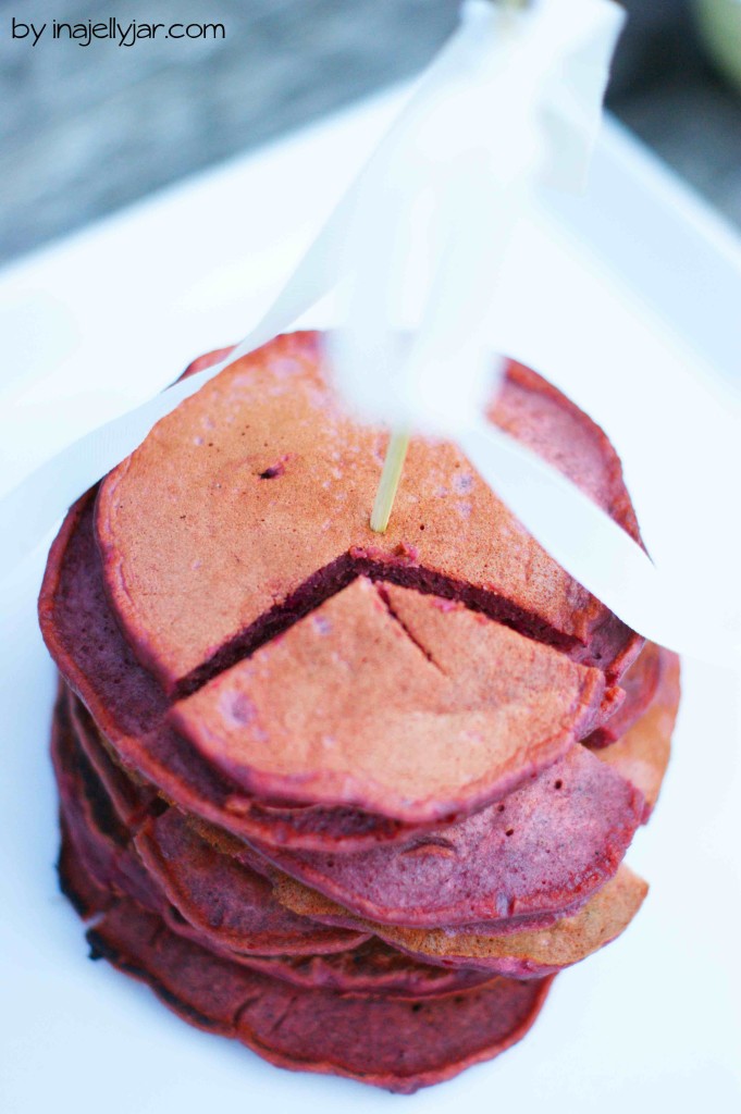 Red Velvet Pancakes mit Schoko-Ahornsirup - Pfannkuchen einmal anders mit Roter Beete und Kakao