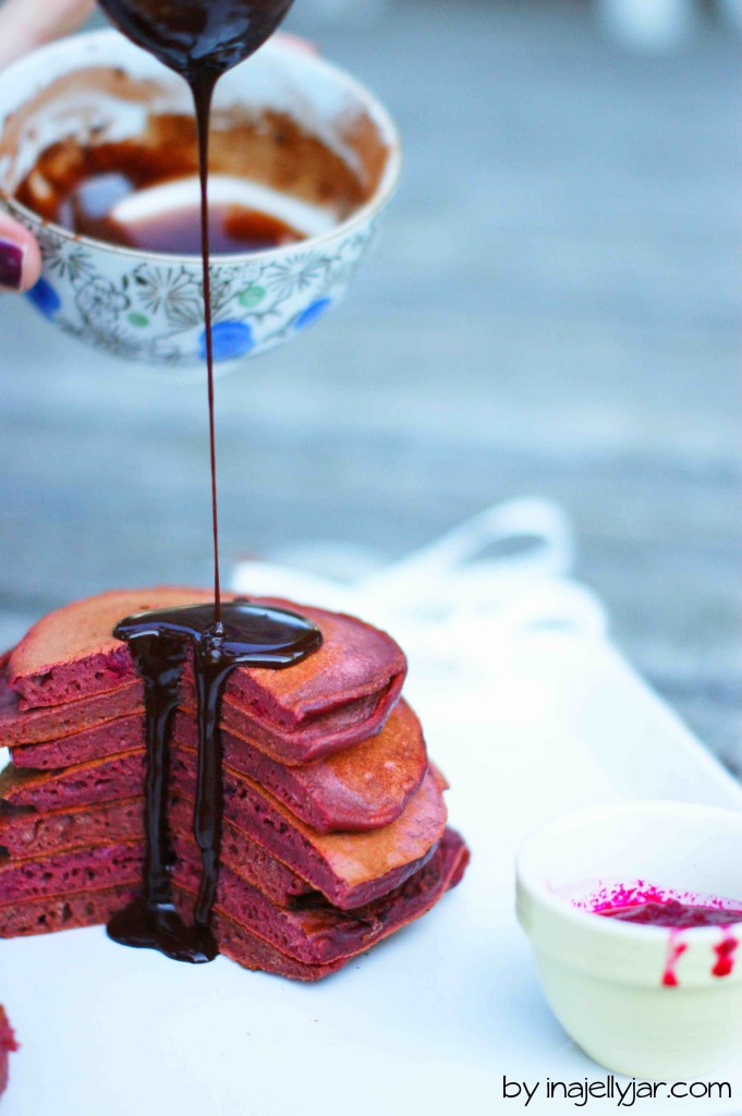 Red Velvet Pancakes mit Schoko-Ahornsirup - Pfannkuchen einmal anders mit Roter Beete und Kakao