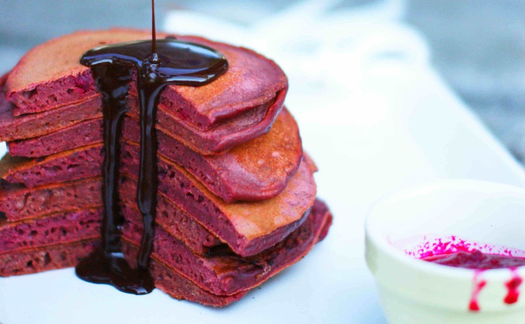 Red Velvet Pancakes mit Schoko-Ahornsirup - Pfannkuchen einmal anders mit Roter Beete und Kakao