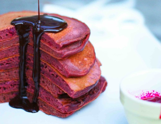 Red Velvet Pancakes mit Schoko-Ahornsirup - Pfannkuchen einmal anders mit Roter Beete und Kakao