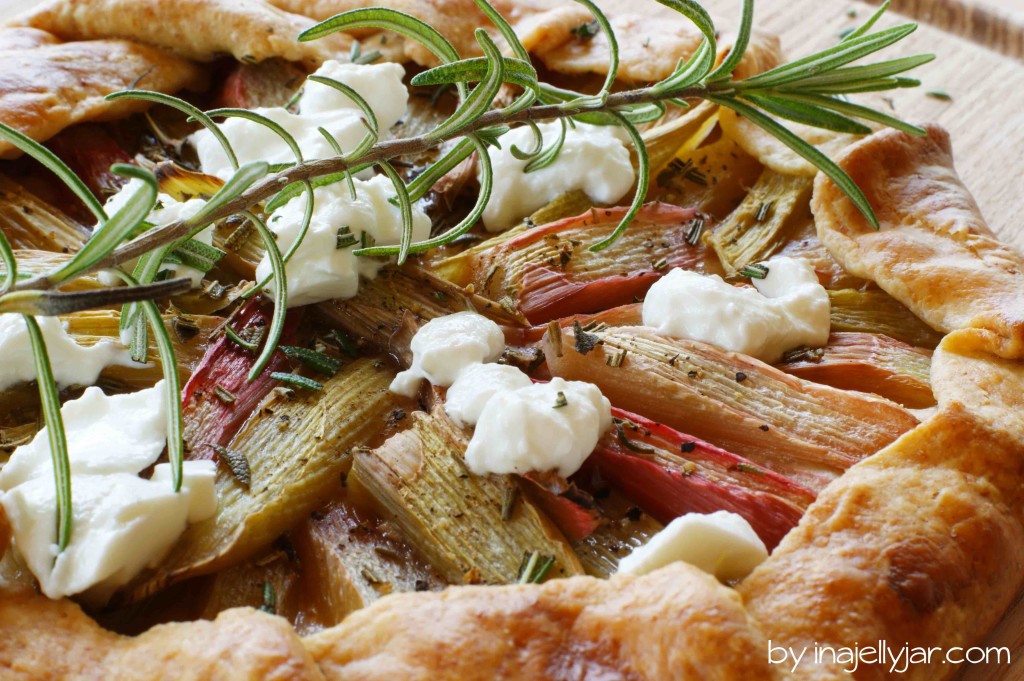 Herzhafte Rhabarbergalette mit Ziegenfrischkäse