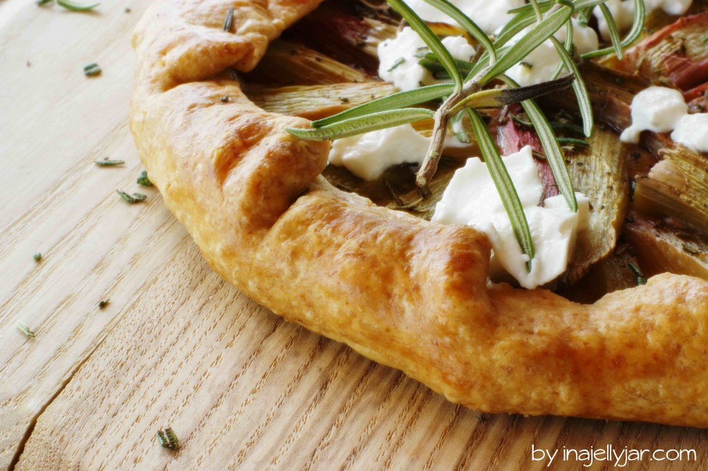 Herzhafte Rhabarbergalette mit Ziegenfrischkäse