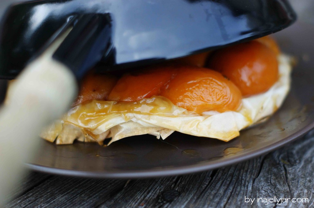 Tarte Tatin mit Marillen und Zitronenthymian auf knusprigem Filoteig