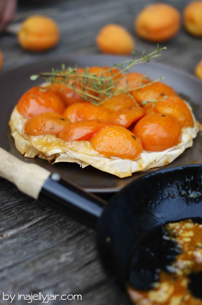 Tarte Tatin mit Marillen und Zitronenthymian auf knusprigem Filoteig